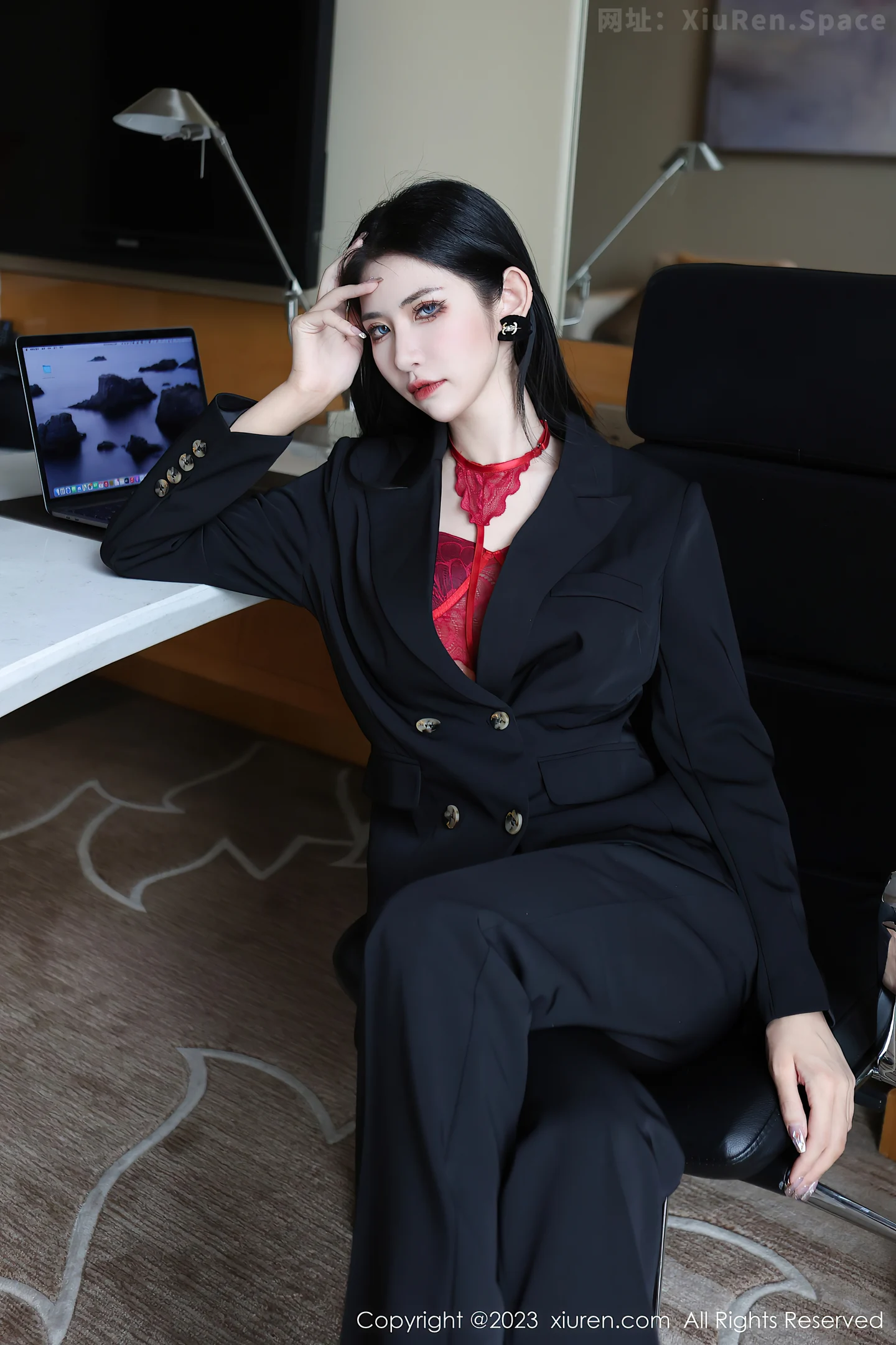 图片[4]-[XiuRen秀人网] 2023.03.13 VOL.6402 依娜Yina 黑色西服与红色蕾丝内衣加黑丝美腿性感私房写真集-秀人网官方网站